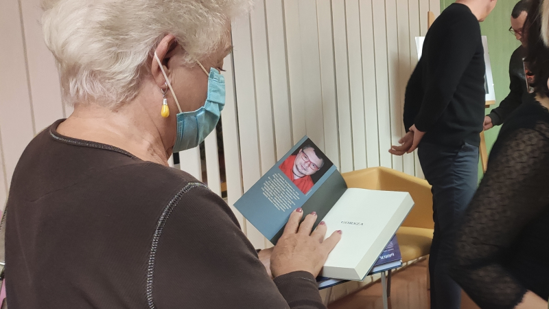 Zdjęcie kolorowe, jedna z uczestniczek spotkania z Jarosławem Czechowiczem z książką