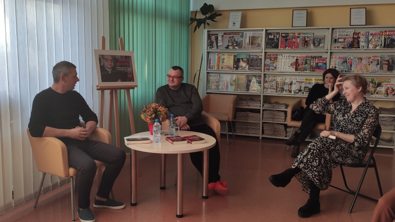 Zdjęcie kolorowe, uczestnicy spotkania z Jarosławem Czechowiczem w Połańcu, na pierwszym planie dyrektor Biblioteki Renata Wójtowicz