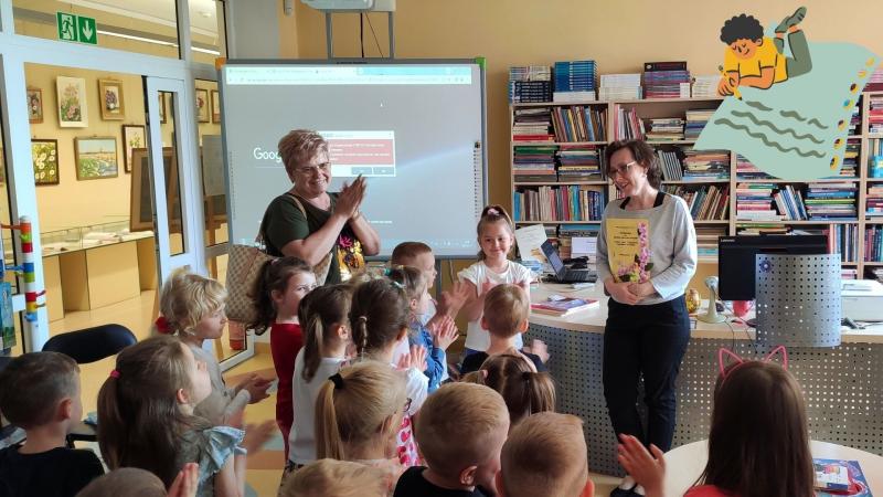 Zdjęcie kolorowe, dzieci na wycieczce w Bibliotece