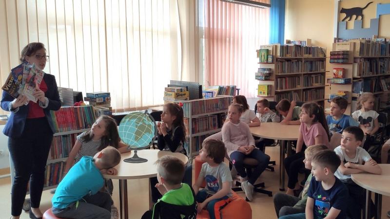 Zdjęcie kolorowe, dzieci na wycieczce w Bibliotece