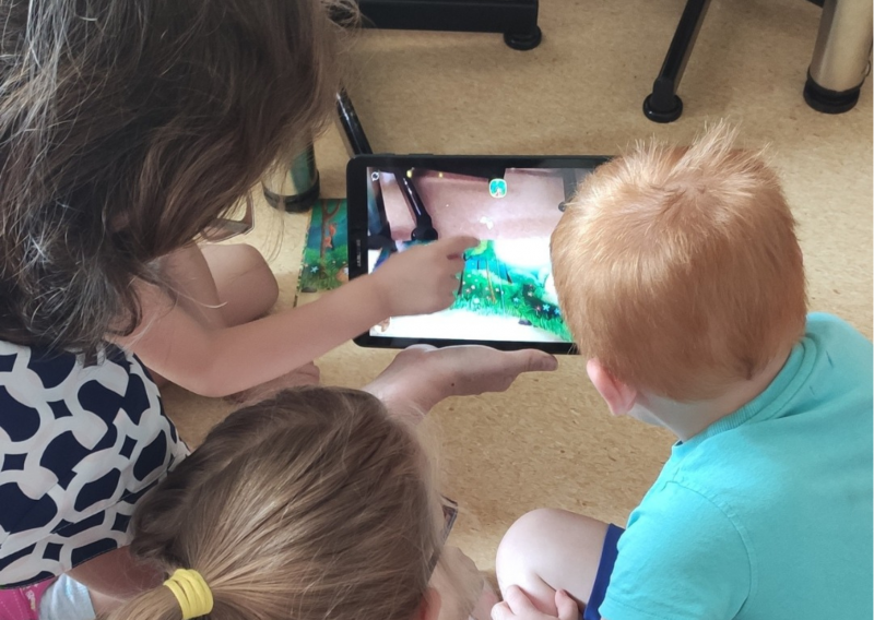 Zdjęcie kolorowe, dzieci z Terapeutycznego Przedszkola w Woli Pławskiej w Bibliotece