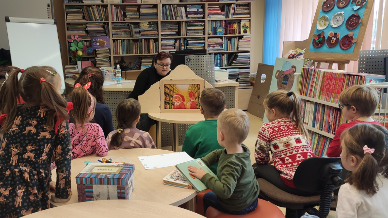 Zdjęcie kolorowe, dzieci podczas Mikołajkowych zajęć w bibliotece grudzień 2022 rok