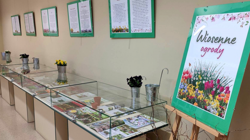 Zdjęcie kolorowe, wystawa Wiosenne ogrody w Bibliotece